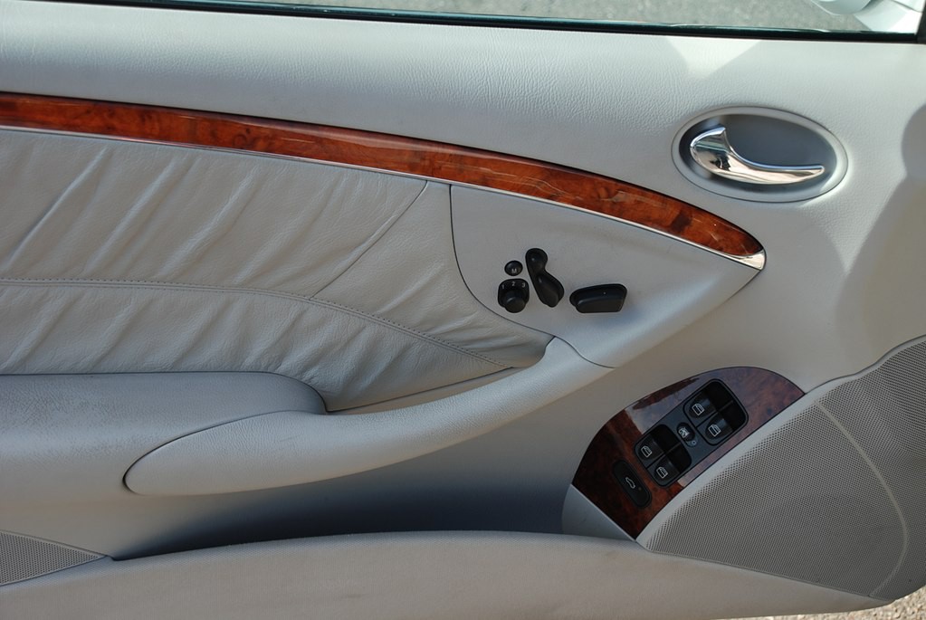 2005 Mercedes-Benz CLK-Class Image 9