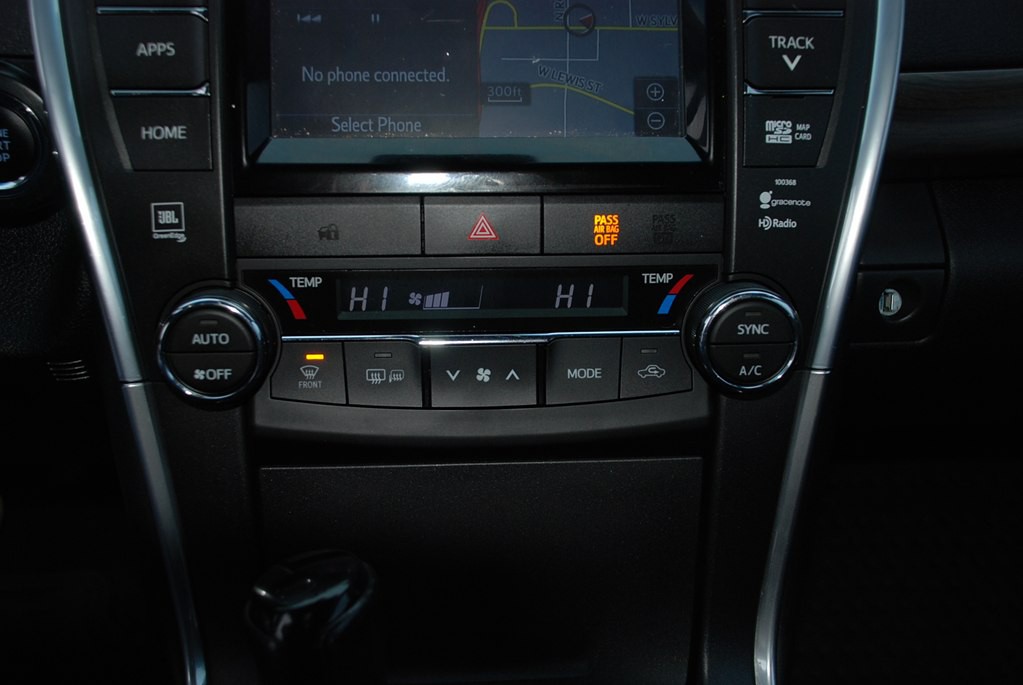 2015 Toyota Camry Image 16