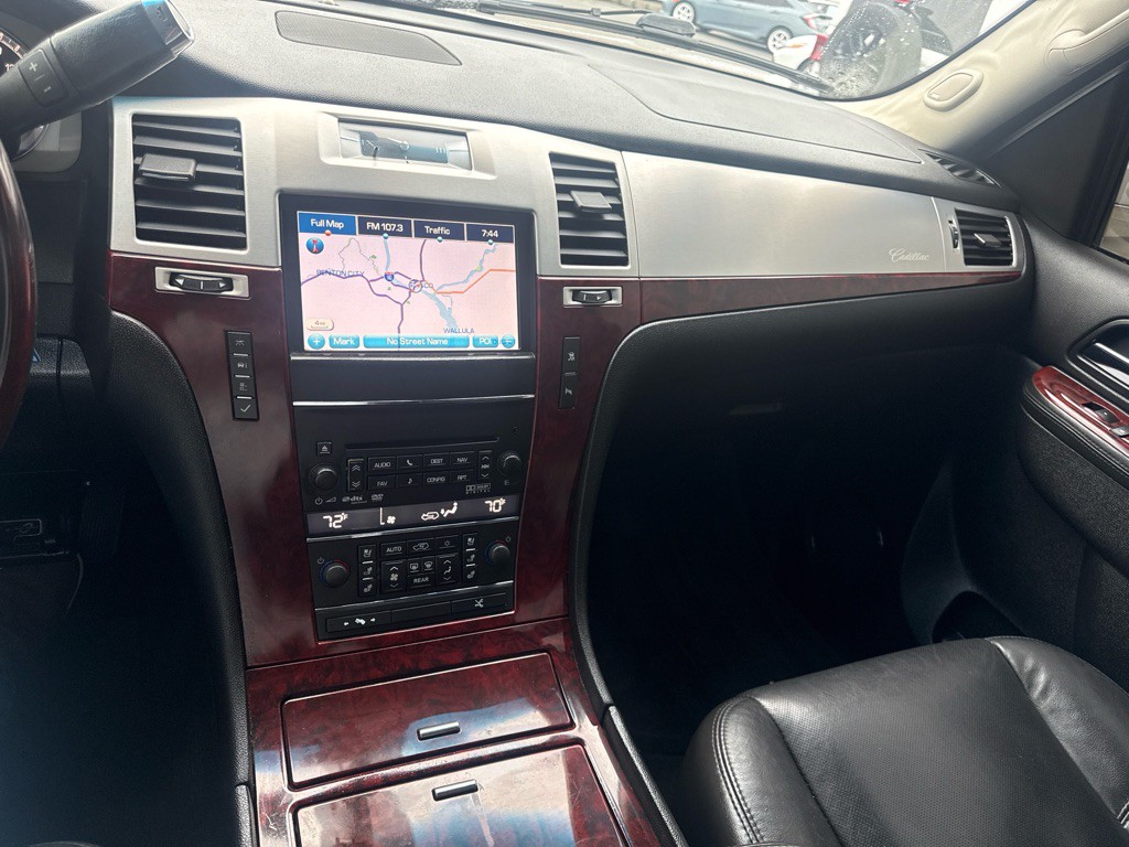 2011 Cadillac Escalade Image 21