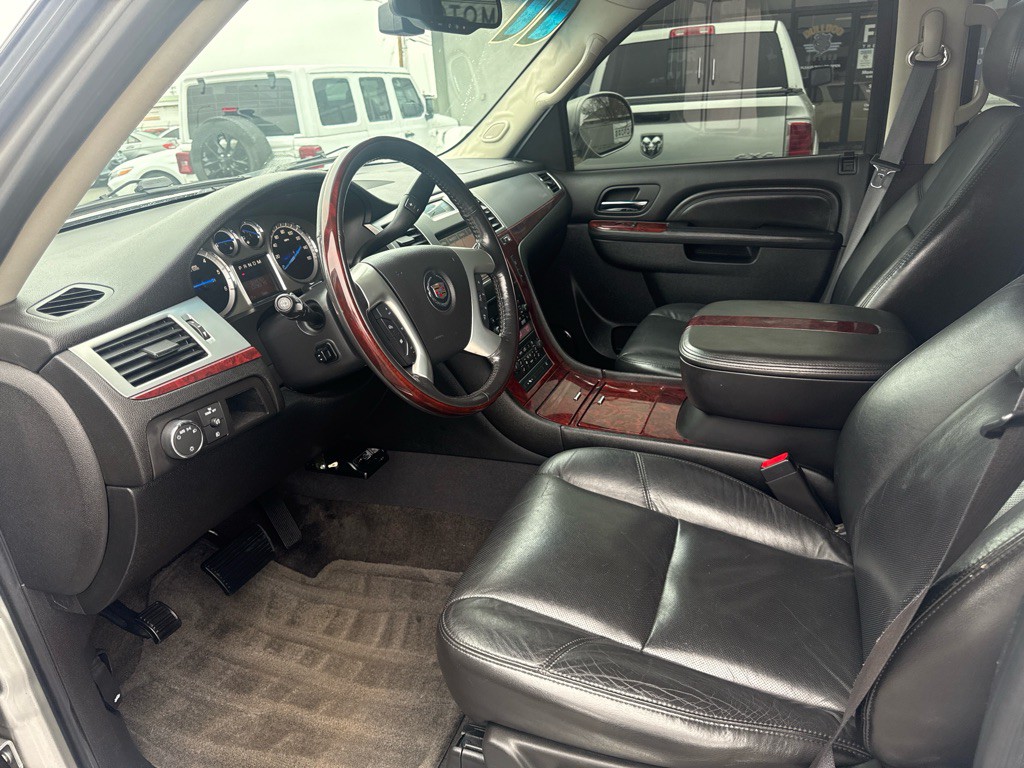 2011 Cadillac Escalade Image 25