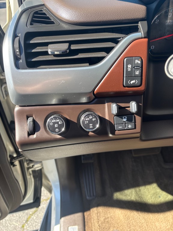 2015 Chevrolet Suburban Image 18