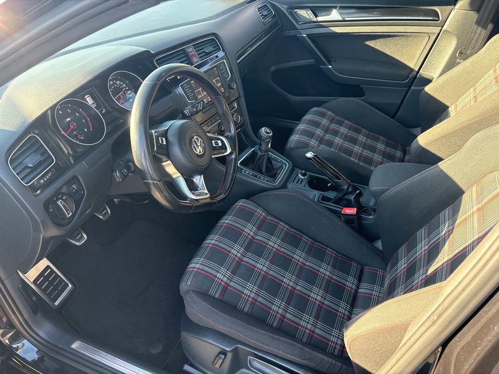 2016 Volkswagen GTI Image 12