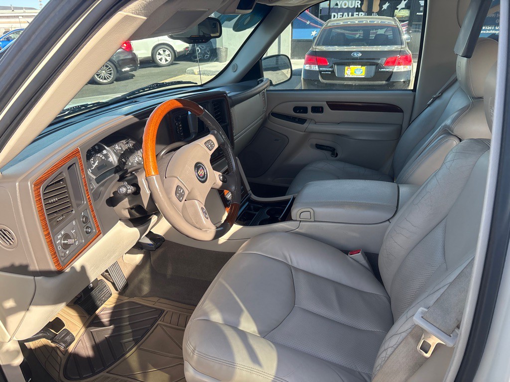 2004 Cadillac Escalade Image 13