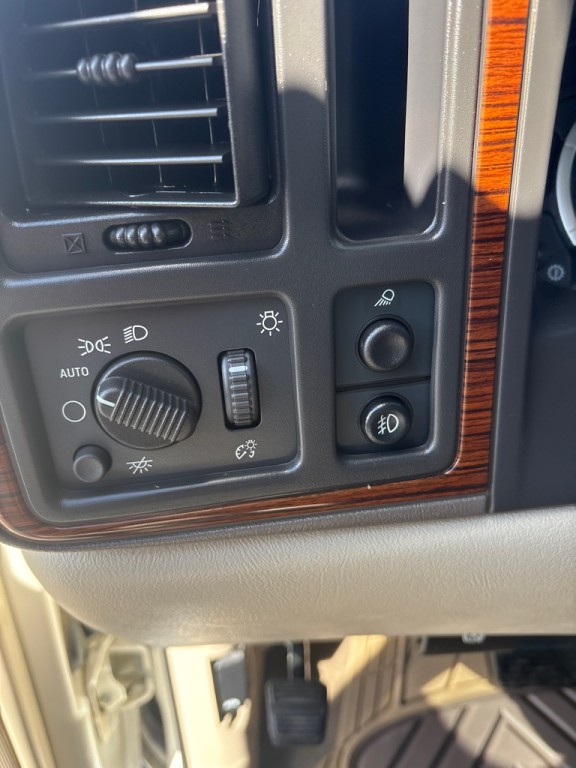 2004 Cadillac Escalade Image 17