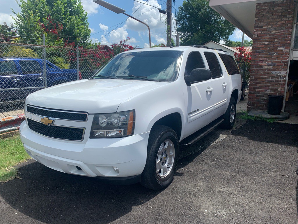 2014 Chevrolet Suburban Image 2
