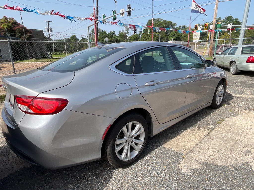 2016 Chrysler 200 Image 4