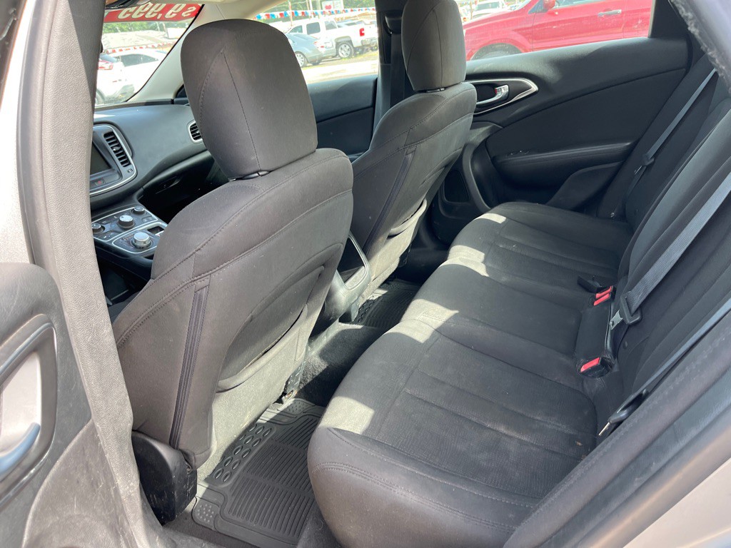 2016 Chrysler 200 Image 6