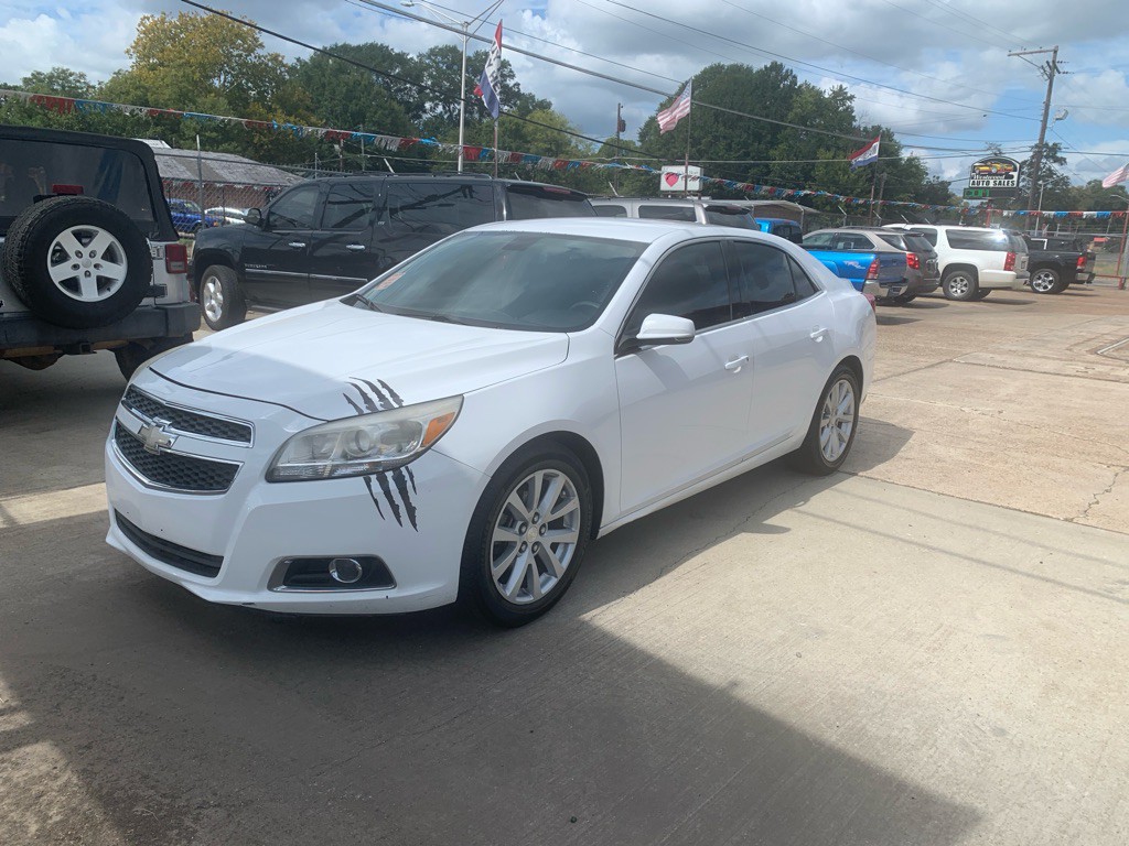 2013 Chevrolet Malibu Image 2