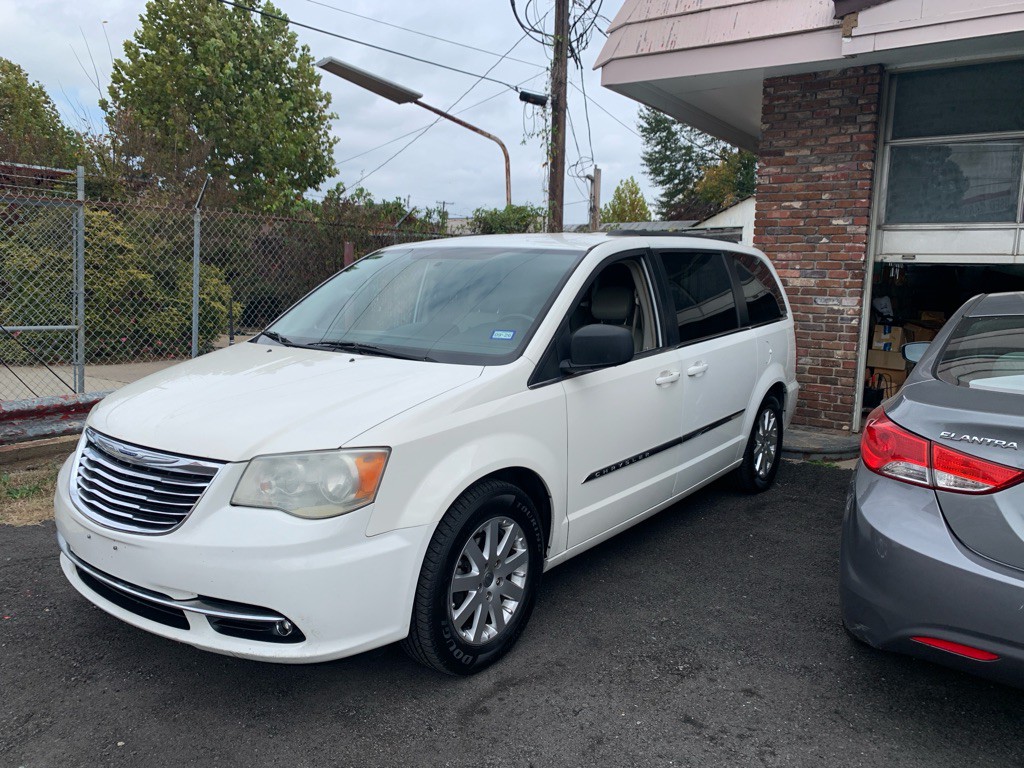 2011 Chrysler Town & Country Image 3