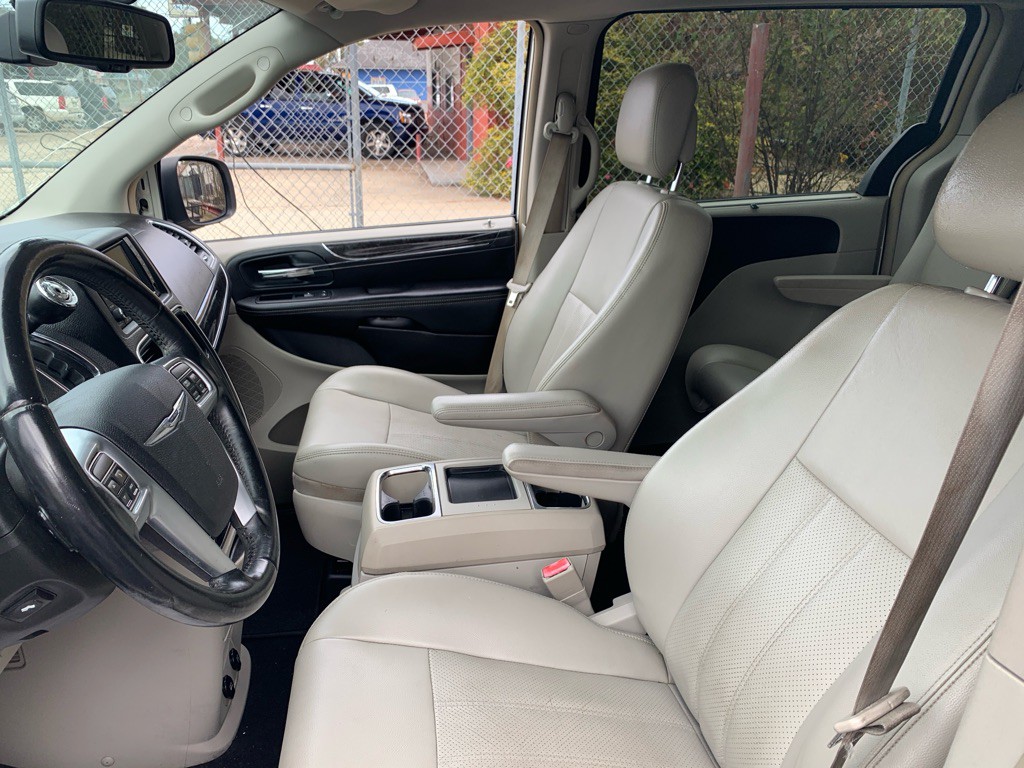 2011 Chrysler Town & Country Image 7