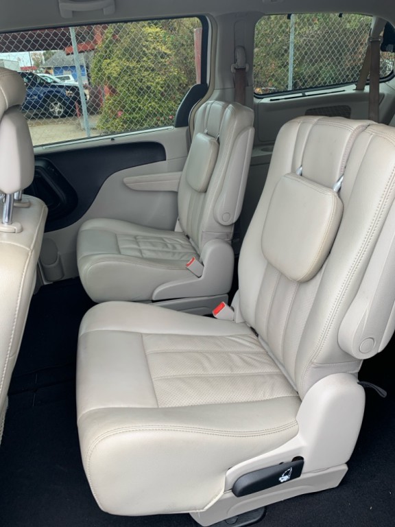 2011 Chrysler Town & Country Image 9