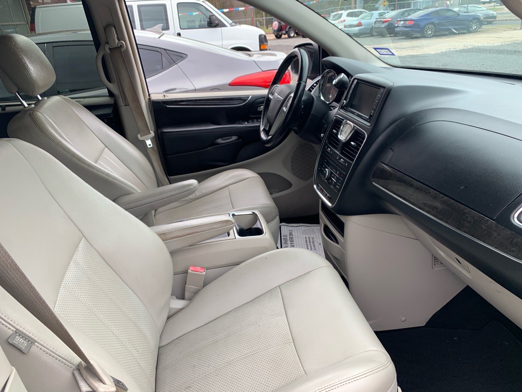 2011 Chrysler Town & Country Image 11