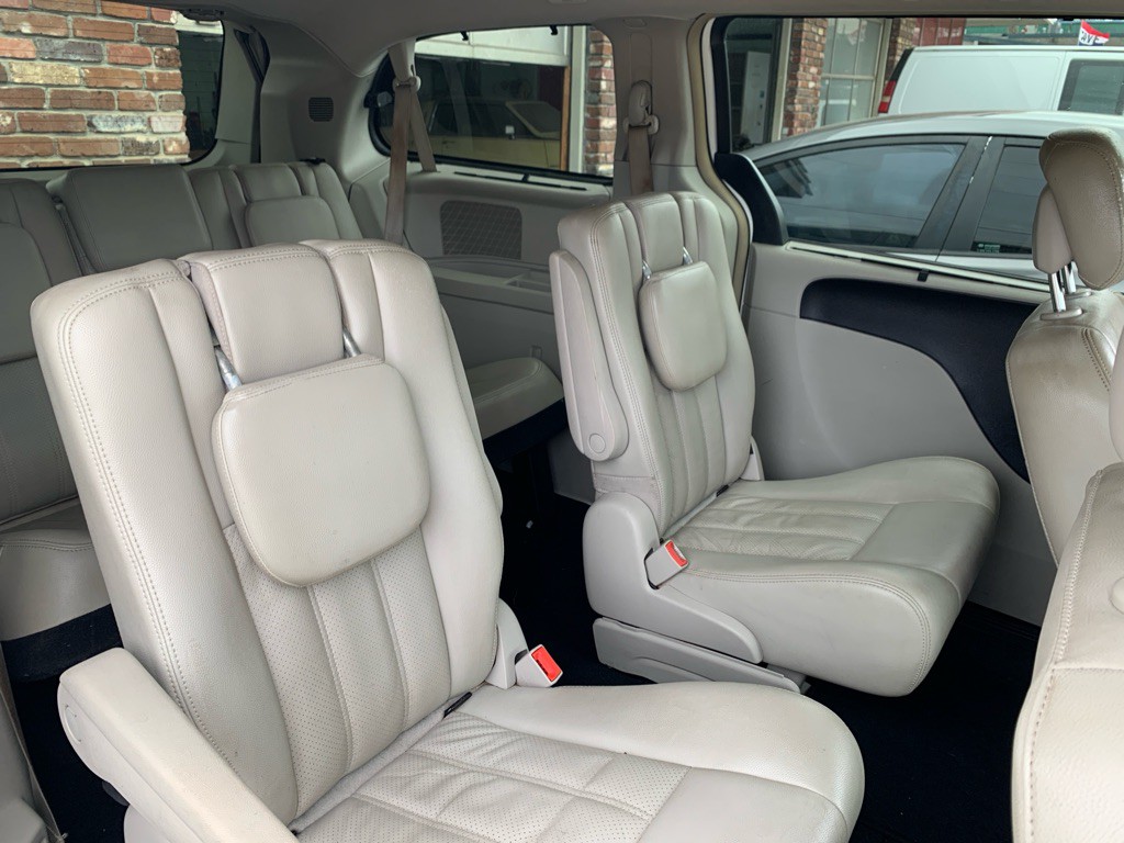 2011 Chrysler Town & Country Image 12