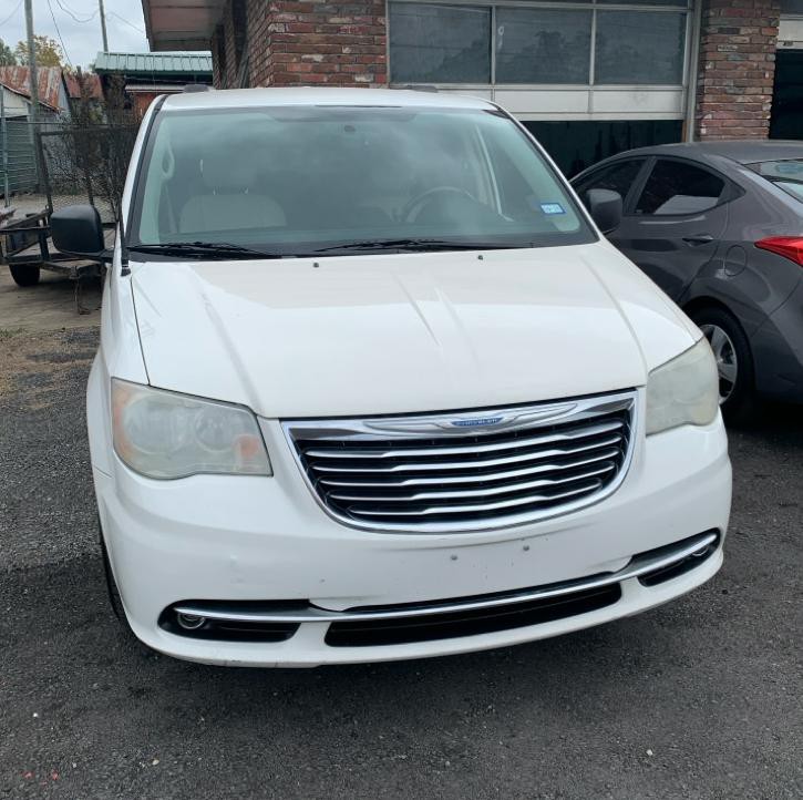2011 Chrysler Town & Country Image 2