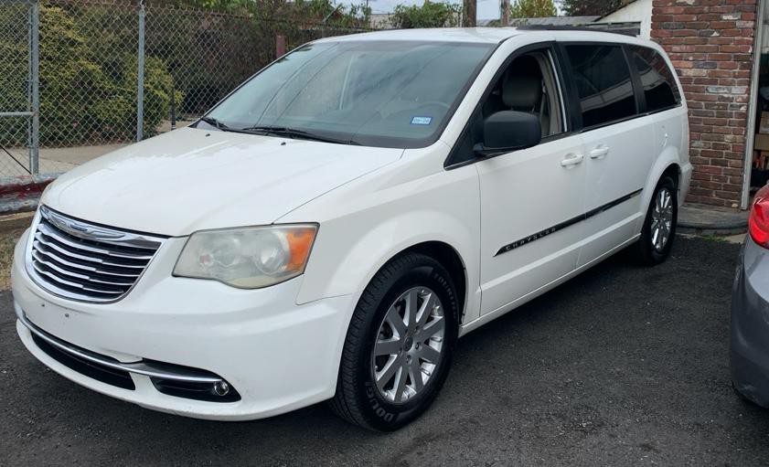 2011 Chrysler Town & Country Image 3