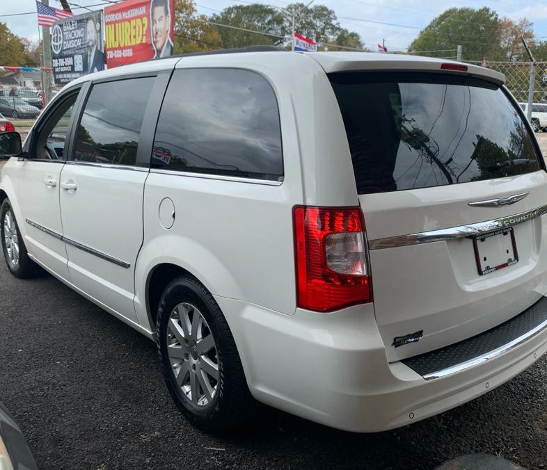 2011 Chrysler Town & Country Image 4