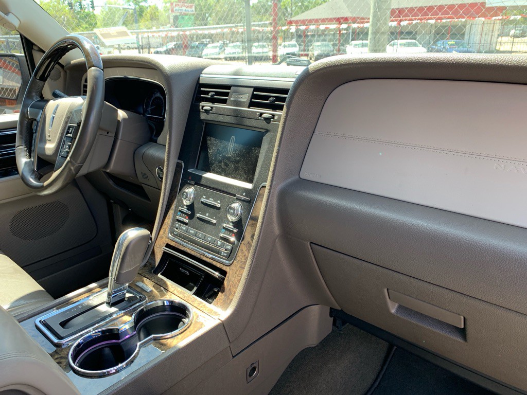2015 Lincoln Navigator Image 13