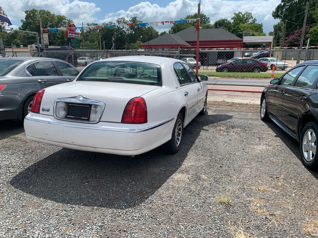 2001 Lincoln Town Car Image 1