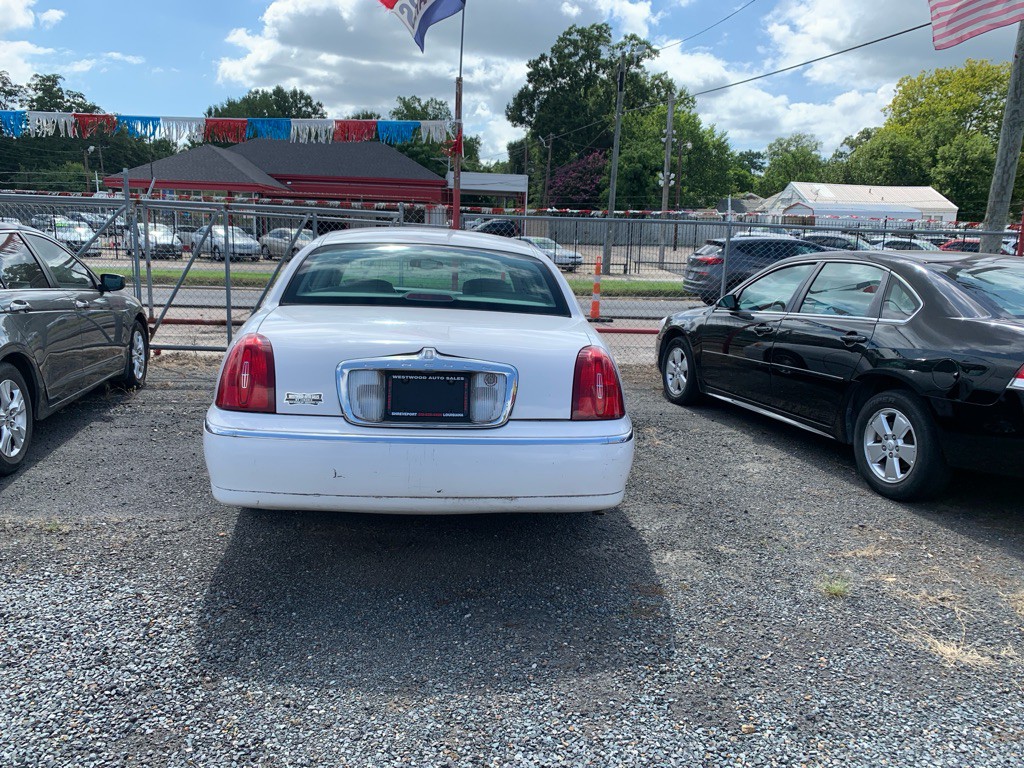 2001 Lincoln Town Car Image 2