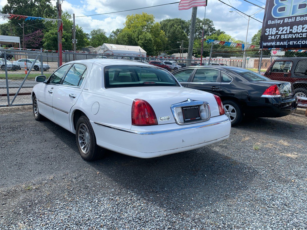 2001 Lincoln Town Car Image 3