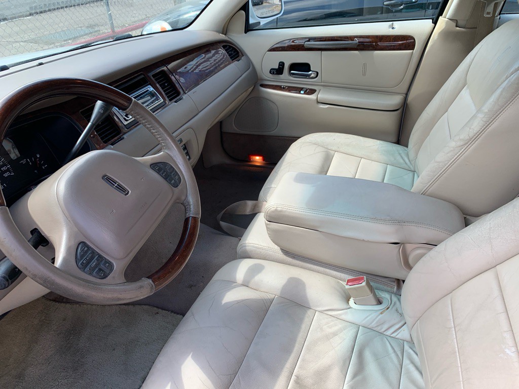 2001 Lincoln Town Car Image 6