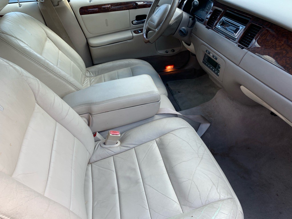 2001 Lincoln Town Car Image 8