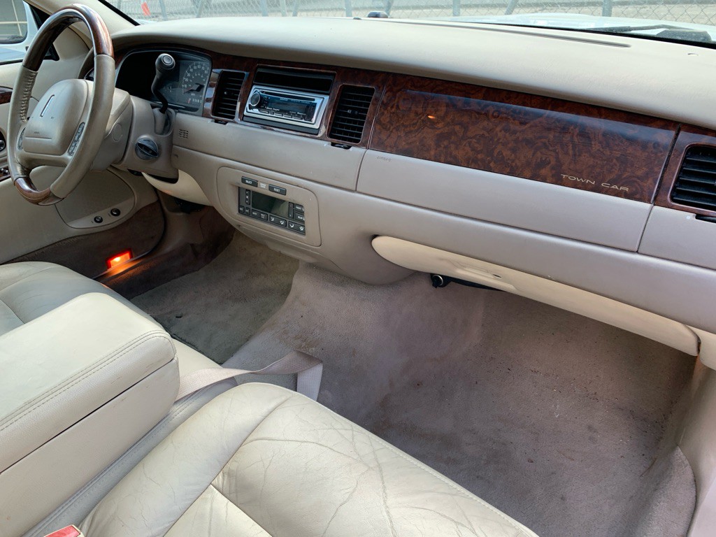 2001 Lincoln Town Car Image 9