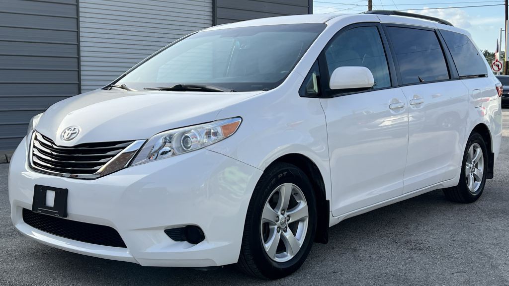 2015 Toyota Sienna Image 1