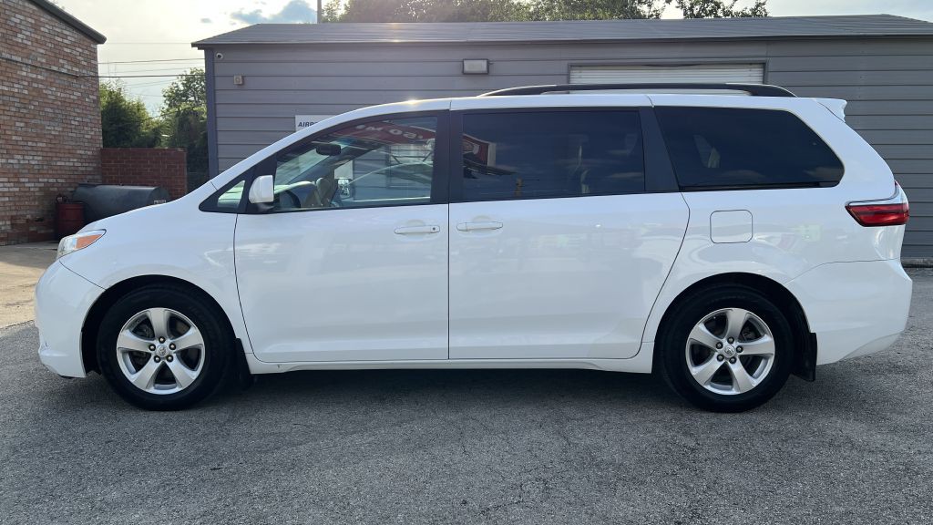 2015 Toyota Sienna Image 3