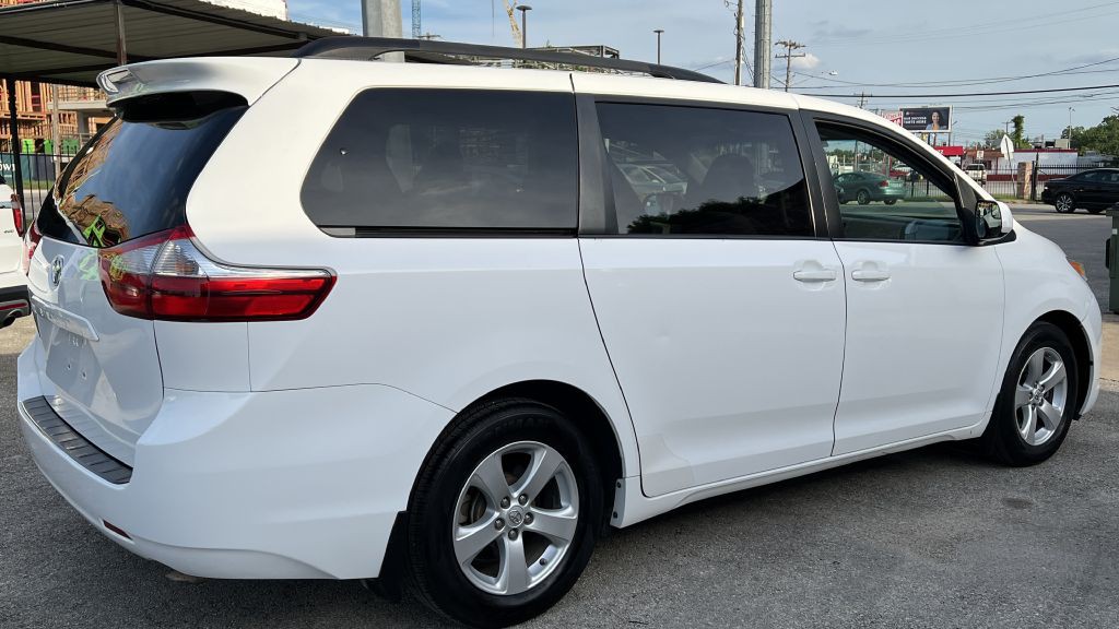 2015 Toyota Sienna Image 5