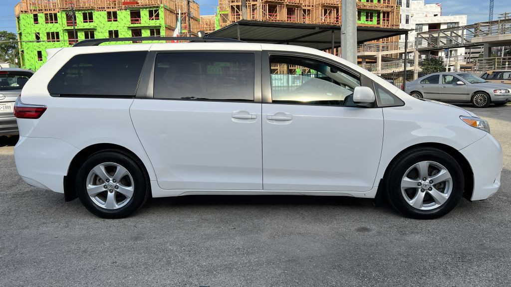 2015 Toyota Sienna Image 6