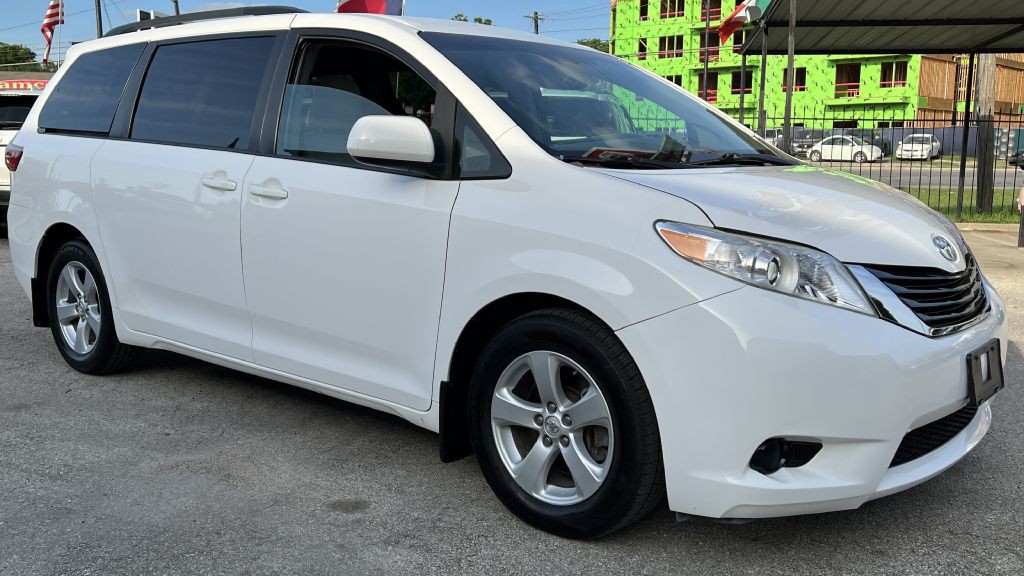 2015 Toyota Sienna Image 7