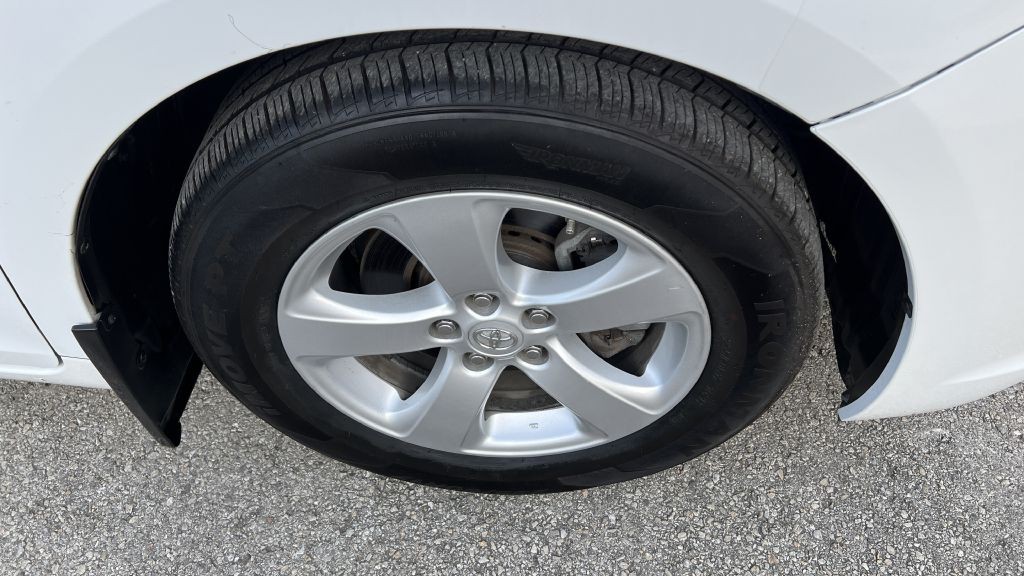 2015 Toyota Sienna Image 9