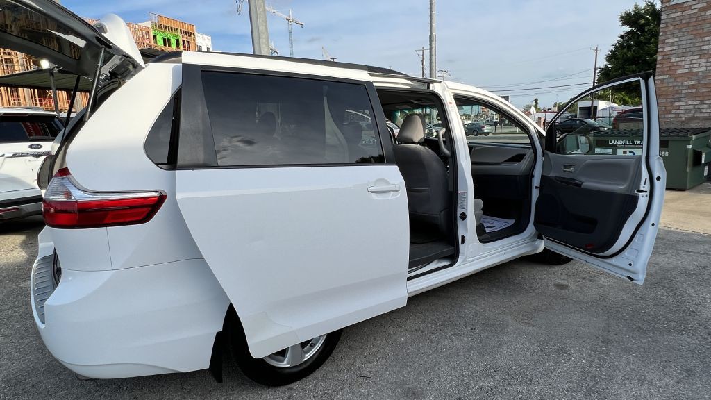 2015 Toyota Sienna Image 16