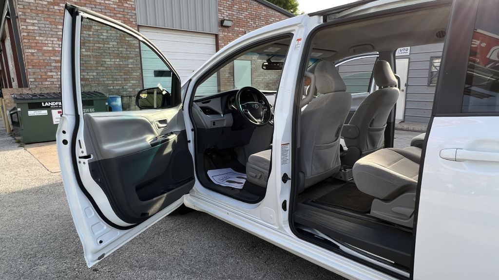 2015 Toyota Sienna Image 17