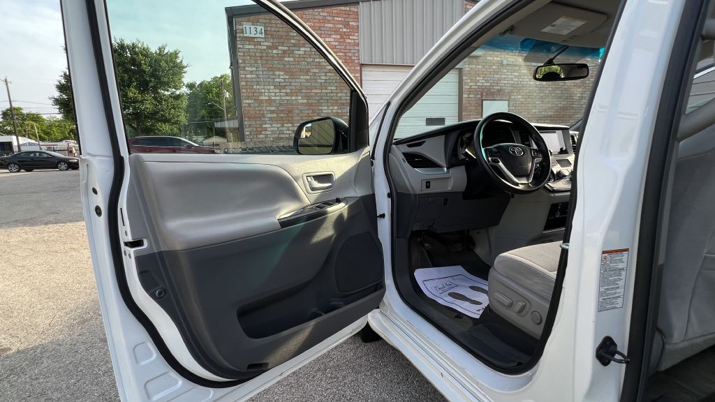 2015 Toyota Sienna Image 18
