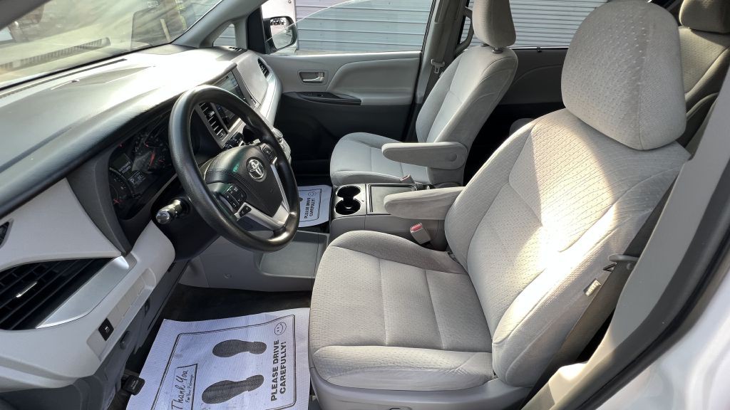 2015 Toyota Sienna Image 19