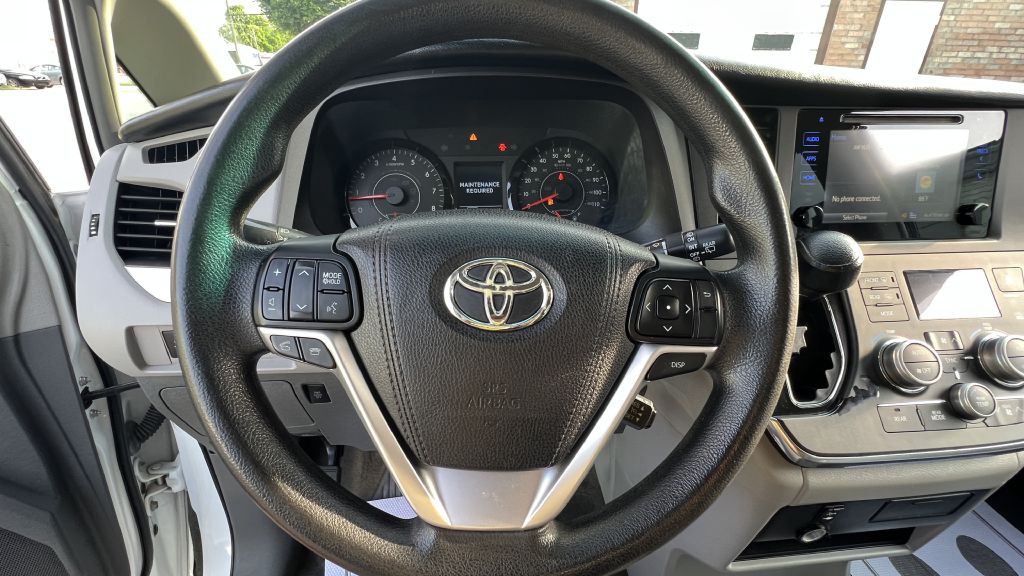 2015 Toyota Sienna Image 21
