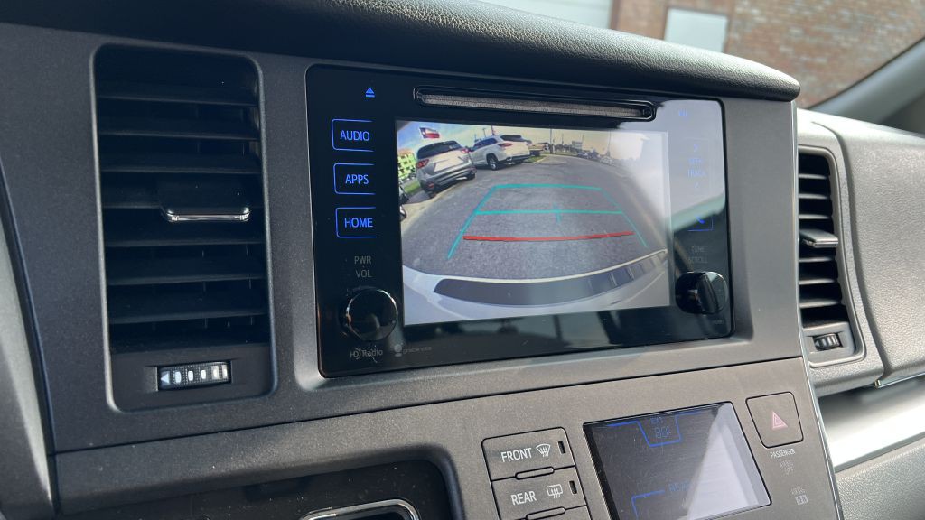 2015 Toyota Sienna Image 22