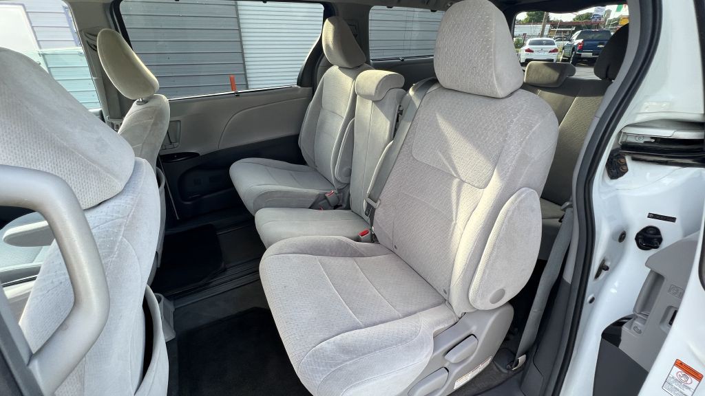 2015 Toyota Sienna Image 23