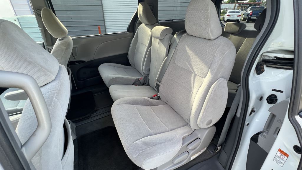 2015 Toyota Sienna Image 24