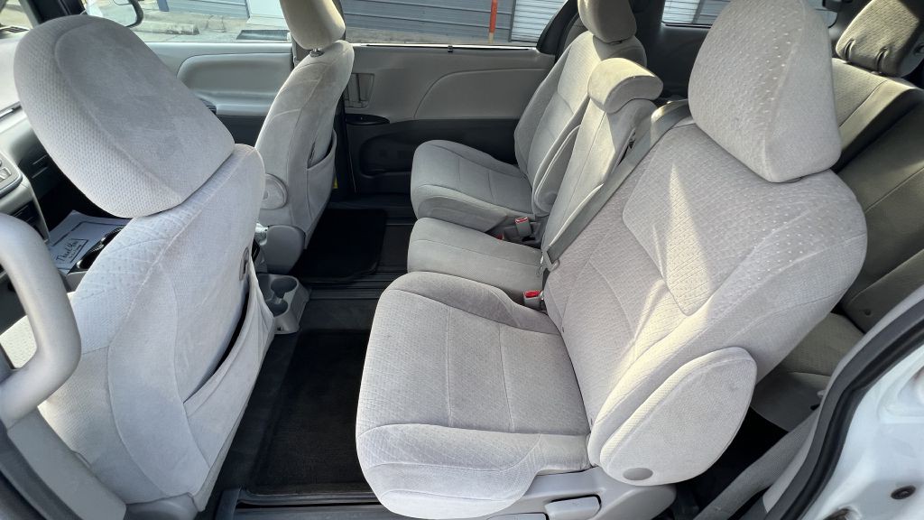 2015 Toyota Sienna Image 25