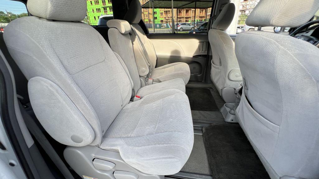 2015 Toyota Sienna Image 29
