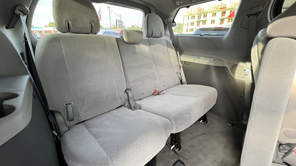 2015 Toyota Sienna Image 30