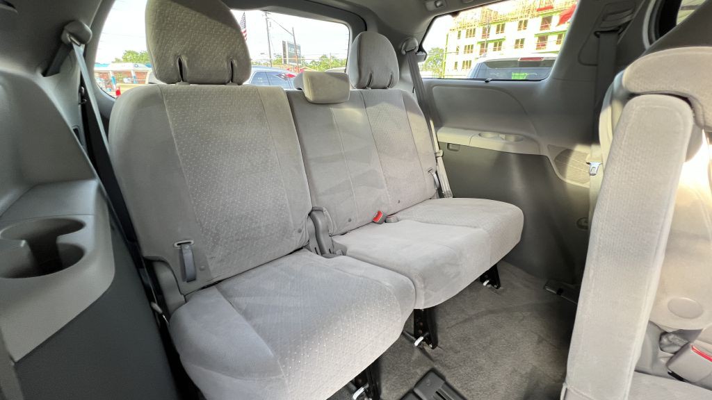 2015 Toyota Sienna Image 31