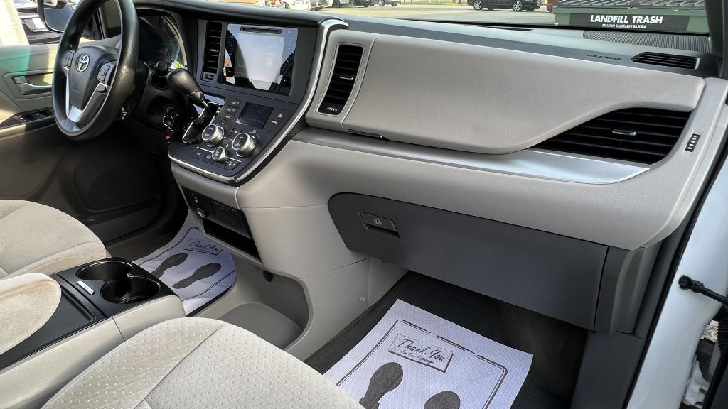 2015 Toyota Sienna Image 32