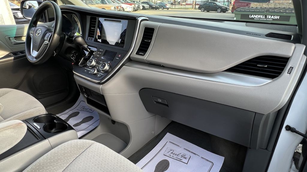 2015 Toyota Sienna Image 33