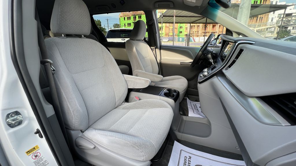 2015 Toyota Sienna Image 34