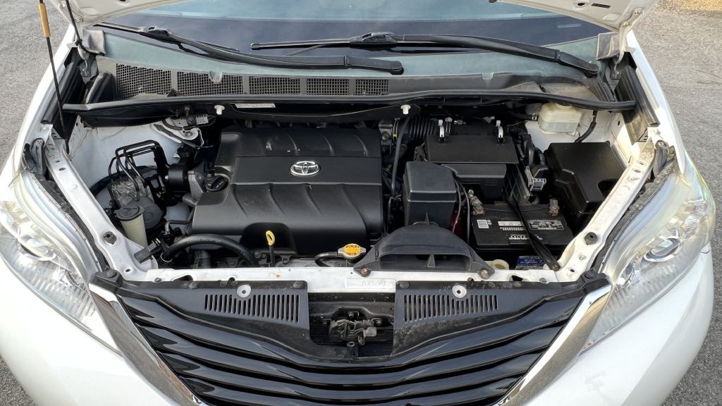 2015 Toyota Sienna Image 36
