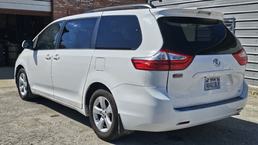 2015 Toyota Sienna Image 2